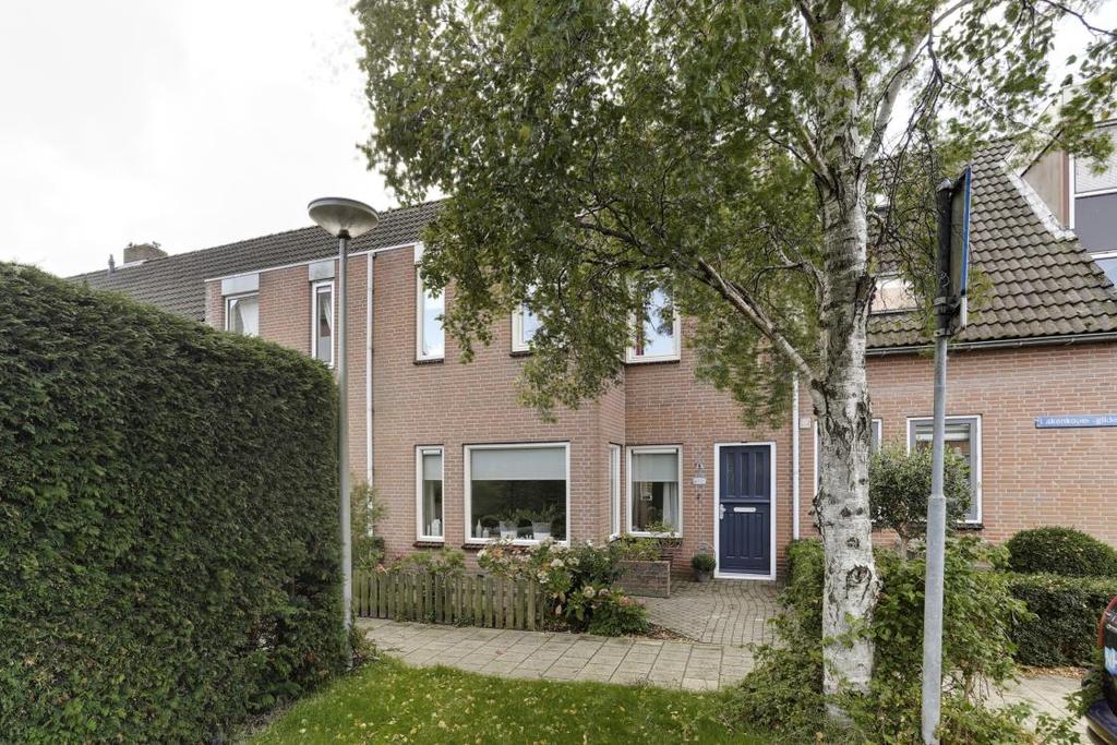 Omschrijving Op zoek naar een verrassend ruime maar toch knusse geschakelde woning in een rustige, kindvriendelijke buurt waar je nagenoeg niks aan hoeft te doen? Dan is dit wellicht jouw kans!