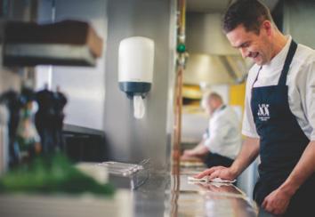 De juiste handdoek Vel na vel De effectiefste handeling voor een goede handhygiëne is handen wassen en daarna afdrogen. Met papieren handdoeken worden de meest hygiënische resultaten bereikt.