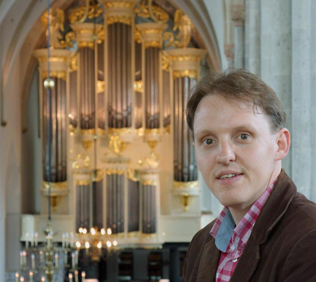 Rien Donkersloot (1985) studeerde orgel aan het Rotterdams Conservatorium bij Bas de Vroome en Ben van Oosten. In 2008 studeerde hij hiervoor summa cum laude af.