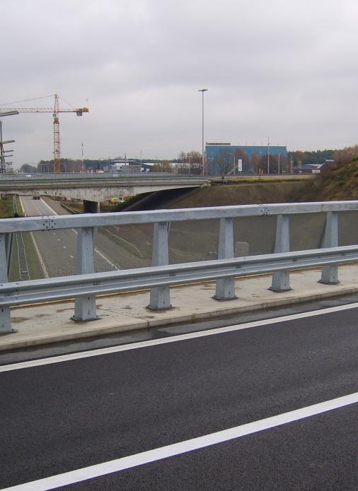 2 Voertuigkeringen GELEIDERIL De voertuigkeringen langs het tracé komen voor als stalen geleiderails of betonnen barriers, in de bij RWS gebruikelijke typen en uitvoeringen; stalen barriers zijn niet