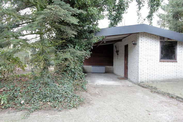 Bijgebouw/Garage AFMETING : ca. 53 m² excl. carport. OPBOUW : betonvloer, opgetrokken in spouwmuren en het zadeldak is bedekt met een betonpan.