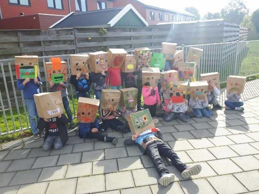 Nadat we alles hadden bekeken en Thijs ons er heel veel over wist te vertellen hebben we op het erf gespeeld. Fietsen, skelters, verstoppertje, we hebben ons geen moment verveeld.