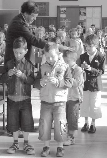 » Contactpersoon: Els Goudenhooft, 0478-23 34 94 GEVORMD WORDEN Kinderen die gedoopt zijn en op school katholieke godsdienst volgen, kunnen zich rond de leeftijd van