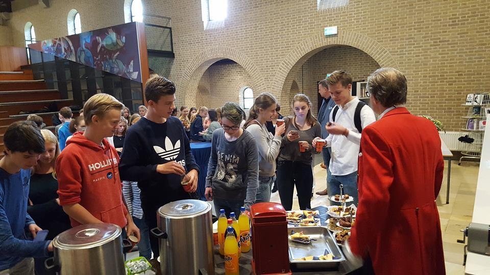 Samen met hun docenten vierden de leerlingen onder het genot van typisch Engelse lekkernijen dat ze hun doel hadden bereikt. Aan de diploma-uitreiking ging twee jaar van hard werken vooraf.