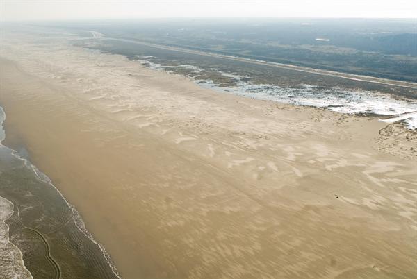 Figuur 2: strand Schiermonnikoog met op de achtergrond het groene