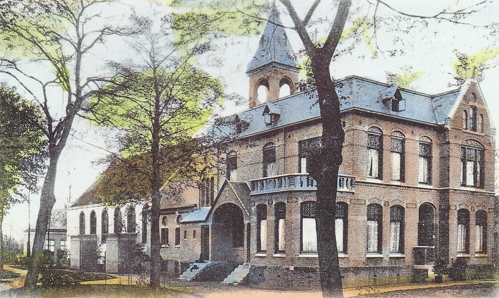 Boven : De R.K. kerk De Buitenveldert met de pastorie (1902) met daar achter de kerk.