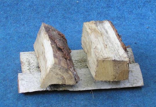 1.4 Kloven van hout Hout moet worden gekloofd tot ongeveer polsdikke stukken. Hout kan het makkelijkst worden gekloofd wanneer het nog vers is. Polsdik gekloofd hout 1.