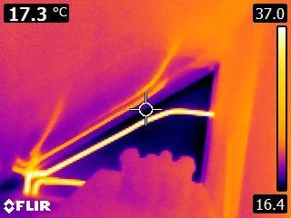 Door het leidingwerk te isoleren in onverwarmde