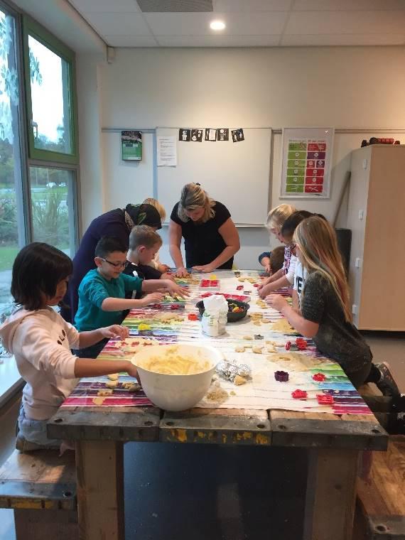 Gistermorgen hebben we met elkaar genoten van een gezond ontbijt op school. De meesten waren zelfs in pyjama! U heeft de foto s vast voorbij zien komen op de app.