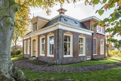 De van oorsprong voor 1900 gebouwde woning beschikt nog over een aantal oude elementen zoals onder andere een tochtportaal, schouwen, paneeldeuren