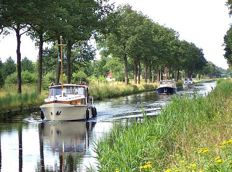 watertjes en riet- en hooilanden. Om de vallei nat te houden, is een ingenieus systeem van sloten, stuwen en kleppen uitgedacht.