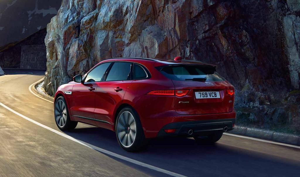 Hij biedt legendarische Jaguar prestaties, is uitzonderlijk wendbaar, ongeëvenaard comfortabel en hoogstaand afgewerkt. De F-PACE is het perfecte huwelijk tussen functionaliteit en sportieve luxe.