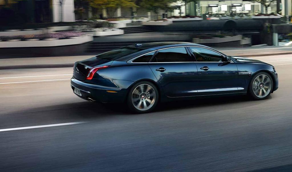 Ook het rijcomfort is van het hoogste niveau, dankzij krachtige en verfijnde motoren die typerend zijn voor een Jaguar. Zelf rijden of u laten rijden? Standaard wielbasis of lange wielbasis?