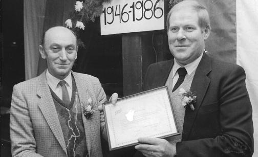 Jan Zwijnenberg en Henk Hoek Voor de realisering en het toekomstig beheer was de Stichting Manege De Lutte opgericht en op 15 juni 1985 kon deze manege feestelijk worden geopend door burgemeester W.M.A.