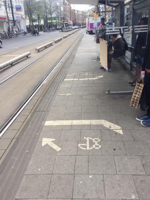 foto: tramhalte zonder geleidelijnen 1.2.3.2 MRDH (Metropoolregio Rotterdam Den Haag) en Metrocov (Platform Reizigersbelangen Openbaar Vervoer) De MRDH is een samenwerking van 23 gemeenten.