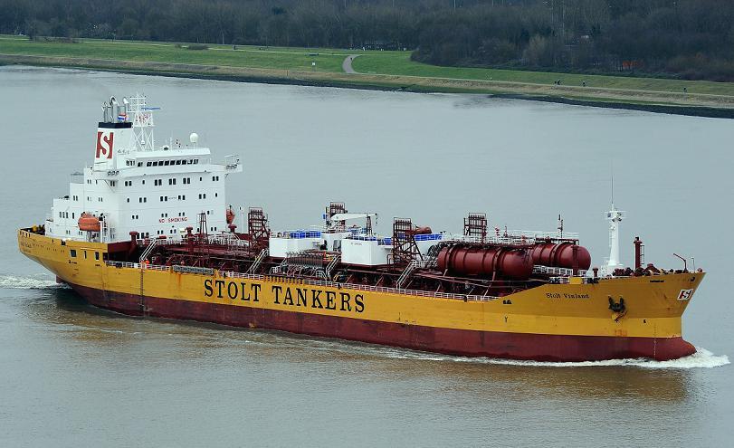 geheel gesloten, zodat het laden en lossen onder alle weersomstandigheden en zonder stuiven via buizen kan plaatshebben.