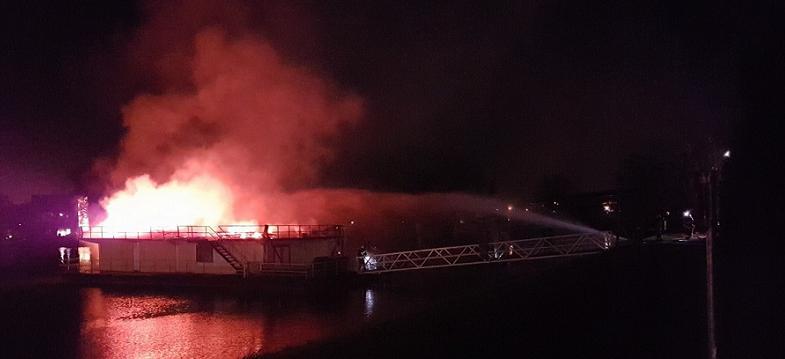 DORDRECHT Nabij de Oranjelaan in Dordrecht is in de nacht van woensdag 1 op donderdag 2 november brand uitgebroken.