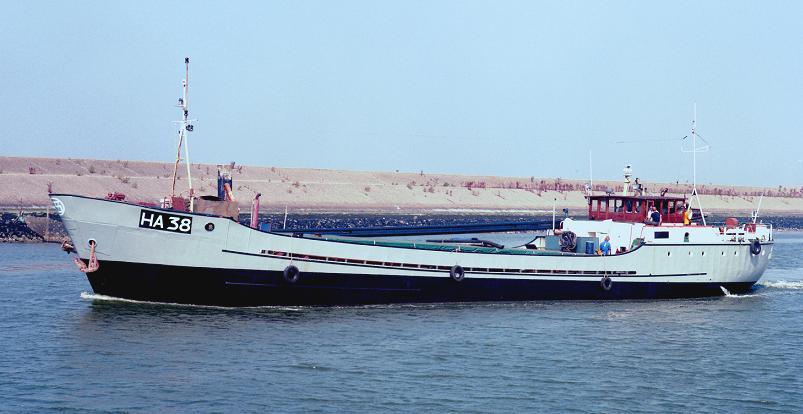 Schipper Jan Tuin (46) werd nog levend uit het water gevist, maar overleed in het ziekenhuis.