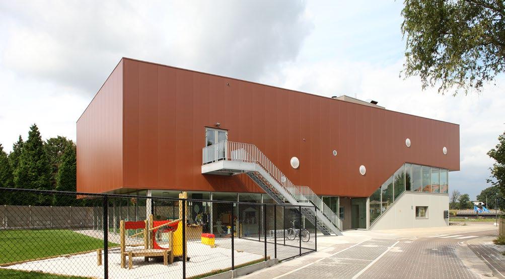 UITGEVOERD ONTWERP Het gebouw herbergt een jeugdcentrum (met jeugddienst, fuifzaal en repetitielokaal, jeugdcafé, e.d.) en een buitenschoolse kinderopvang op het gelijkvloers.