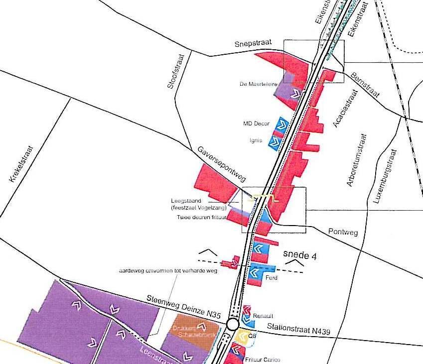 De 3 bedrijfsgebouwen en tussenliggende woning worden ontsloten via een ventweg.