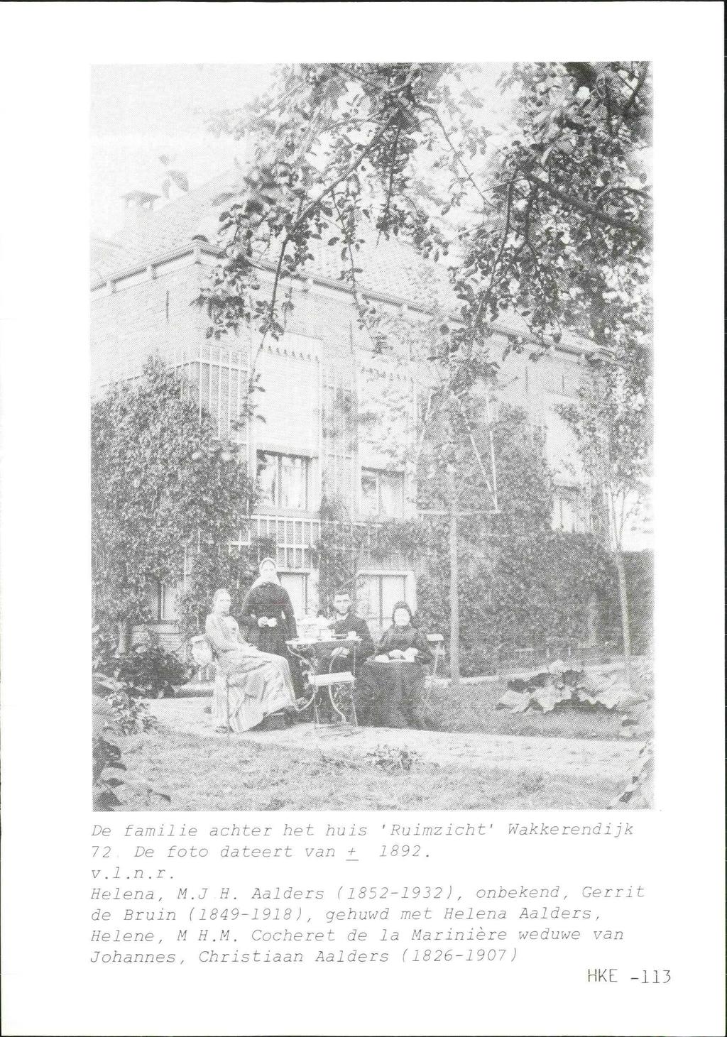 De familie achter het huis 'Ruimzicht' Wakkerendijk 7 2 De foto dateert van ±_ 1892. v. 1.n. r. Helena, M.J H.