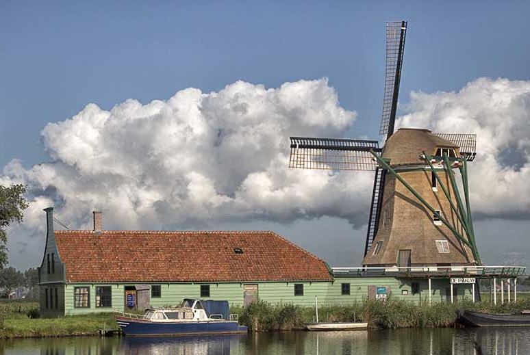 op leuke wijze een boeiend verhaal over de herbouw van molen De Paauw.