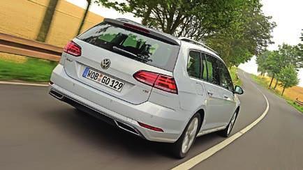 VERGELIJKENDE TEST Compacte stationwagons Het onderstel met adaptieve schokdempers (optie) verhoogt het veercomfort van de Golf Variant. De 1.5 TSI wordt luxe uitgevoerd.