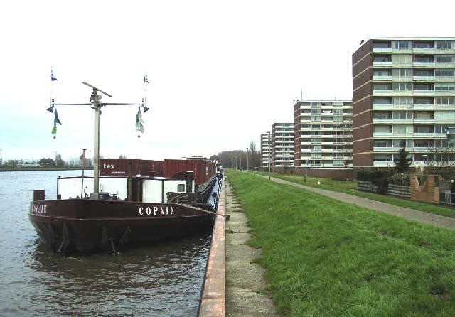 Breukelen Breukelen Nabij de bebouwde kom van Breukelen bevindt zich ter plaatse van een verbreding van het kanaal een ligplaats, waar motorschepen