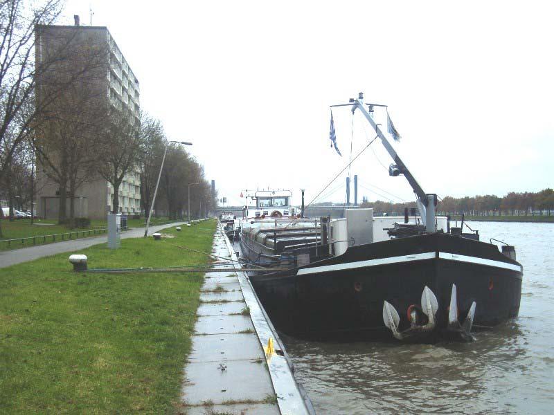 Maarssen Even ten noorden van Utrecht, ter hoogte van Maarssen, bevinden zich een ligplaats voor motorschepen en een kegelligplaats.