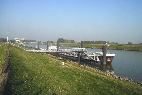 Aan weerszijde van de splisingsdam zijn ligplaatsen voor tankschepen met één kegel en ten zuiden van de Plofsluis is een ligplaats voor schepen met twee kegels.