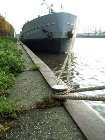 stand tussen havens en/of loswallen moet niet kleiner zijn dan circa 1 uur varen, dat wil zeggen: 15 km voor vaarwegen van klasse IV - VI Om het de schippers mogelijk te maken zich te houden aan de