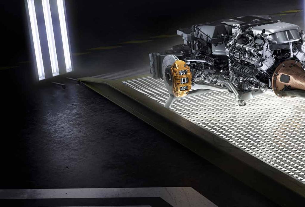 48 Pure power. Hoe lager het zwaartepunt van een auto, hoe hoger de performance. In de sportwagens van Mercedes-AMG wordt dit bereikt met een diep ingebouwde frontmiddenmotor als transaxleconstructie.