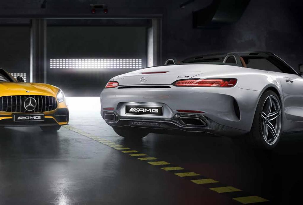 De Mercedes-AMG GT R en Mercedes-AMG GT C Roadster beschikken bovendien over markante dorpelverbreders in carbon, en exclusief bij de Mercedes-AMG GT R een achterspoiler in carbon.