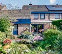 Beschrijving Tuin, ERA Garantie Tuin Een van de bijzondere kenmerken van dit huis is de prachtige tuin. Gelegen op het westen en zonder achterburen dus veel privacy.