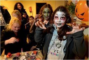 Ingekomen post HALLOWEENFEEST OP STADSBOERDERIJ DARWINPARK ZAANDAM Op zaterdagmiddag/avond 28 oktober wordt op stadsboerderij Darwinpark te Zaandam Halloween gevierd.