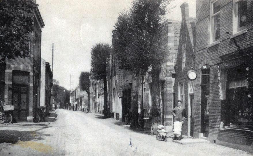 18 19 DE LANGSTRAAT De Langstraat kreeg zijn huidige naam in de 19 de eeuw en heette daarvoor Suytstraat (Zuidstraat). Andere straten in het centrum hadden toen ook namen met de windrichtingen.