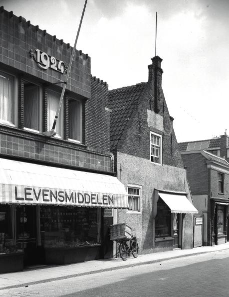 Het pand is al sinds de jaren 1920 in handen van de familie Bins. In maart 1897 vestigde meesterkleermaker Abraham Bins zich in Voorschoten.