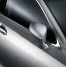 VERWARMBARE BUITENSPIEGELS De aerodynamische buitenspiegelbehuizingen zijn voorzien van een geïntegreerde richtingaanwijzer en discrete bermverlichting.