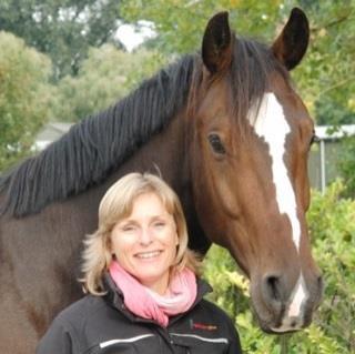 Over de docenten: Karin Leibbrandt Revalidatiedierenarts voor paarden, docent aan het ICETD Al ruim 20 jaar werkt Karin als professional met paarden.