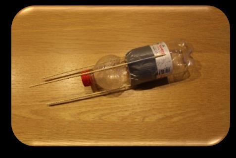 Knip een stuk stevige plakband die iets langer (ca 4 cm) is dan de omtrek van het flesje. Leg de plakband op de figuur.