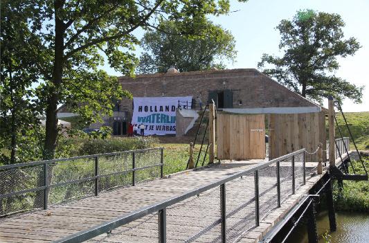 De gevel van het bomvrije gebouw is in oude staat hersteld en er is een nieuwe brug geplaatst.