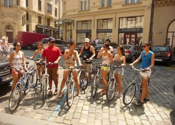 Je fietst onder andere door de Joodse wijk, langs verschillende parken, langs het Nationaal Theater, langs stadspleinen en nog veel meer.