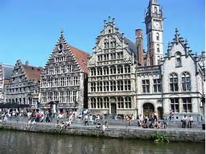 Reis naar de Belgische steden en kust Maandag: vertrek en Gent We vertrekken vanuit Heerhugowaard met de touringcarbus naar België. Vandaag maken we kennis met Gent.
