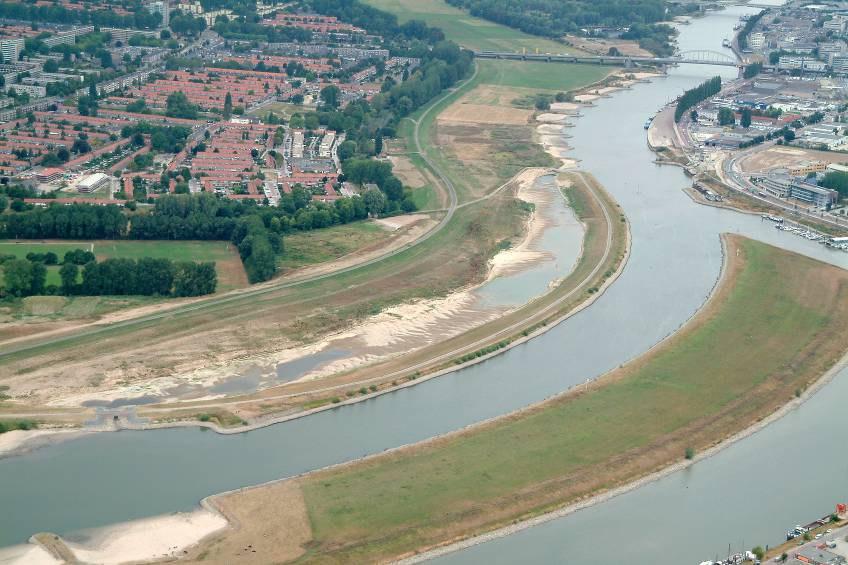 1 INLEIDING 1.1 Achtergrond Het aanleggen van nevengeulen is een van de maatregelen uit het basispakket van de PKB Ruimte voor de Rivier.