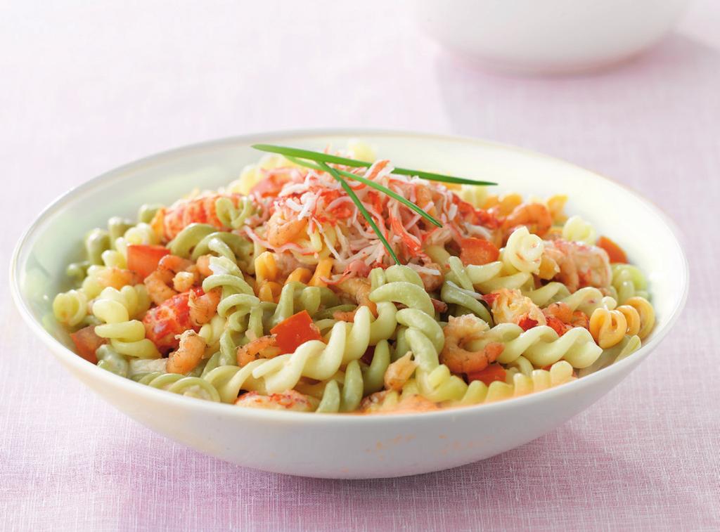 Pastasalade met zeevruchten In huis gekookte pasta tricolore in een heerlijke vinaigrette, rijk gevuld met fijne zeevruchten waaronder rivierkreeft, roze