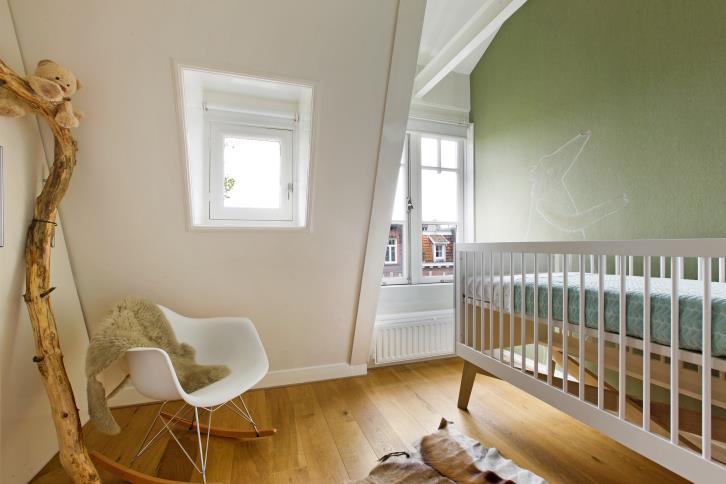 De master-bedroom is aan de achterzijde van de woning en heeft door het riante toograam veel lichtinval en een fantastische doorkijk naar het dakterras.