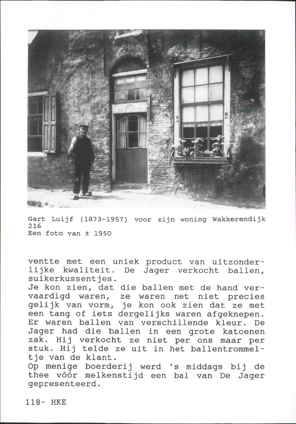 Gart Luijf (1873-1957) voor zijn woning Wakkerendijk 216 Een foto van ± 1950 ventte met een uniek product van uitzonderlijke kwaliteit. De Jager verkocht ballen, suikerkussentjes.