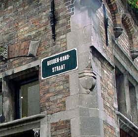 Sporen van Van Eyck in de stad? - De Gouden-Hand-Straat: Van Eyck zou hier zijn atelier gehad hebben.