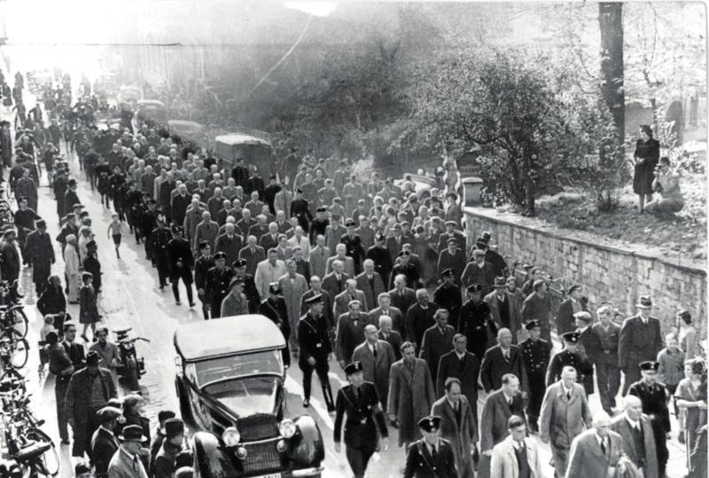 WERKVORM 5: VOOR DE DOCENTEN (IN OPLEIDING) ROLLEN Blad 3 Bundesarchiv/Bild 183-86686-0008 Foto 1 Joden uit Baden-Baden worden op 10 november 1938 weggevoerd naar een concentratiekamp.