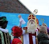 Sinterklaas en zijn pieten worden door de harmonie, de motorclub en de solexclub begeleid naar het centrum.